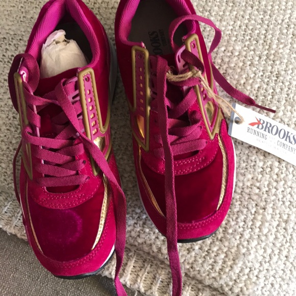 brooks pink shoes